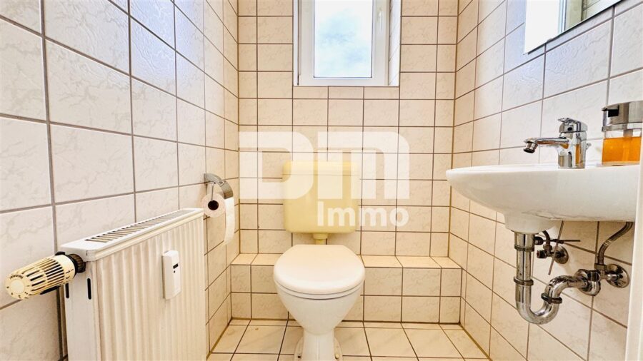 Schöne Dachgeschosswohnung mit umfangreicher Ausstattung, zwei Balkonen und Stellplatz - Gäste WC